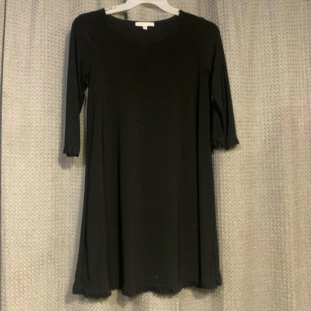 Super Cute! lil black dress 🖤small ruffle at arms& bottom. Qtr length sleeves.
